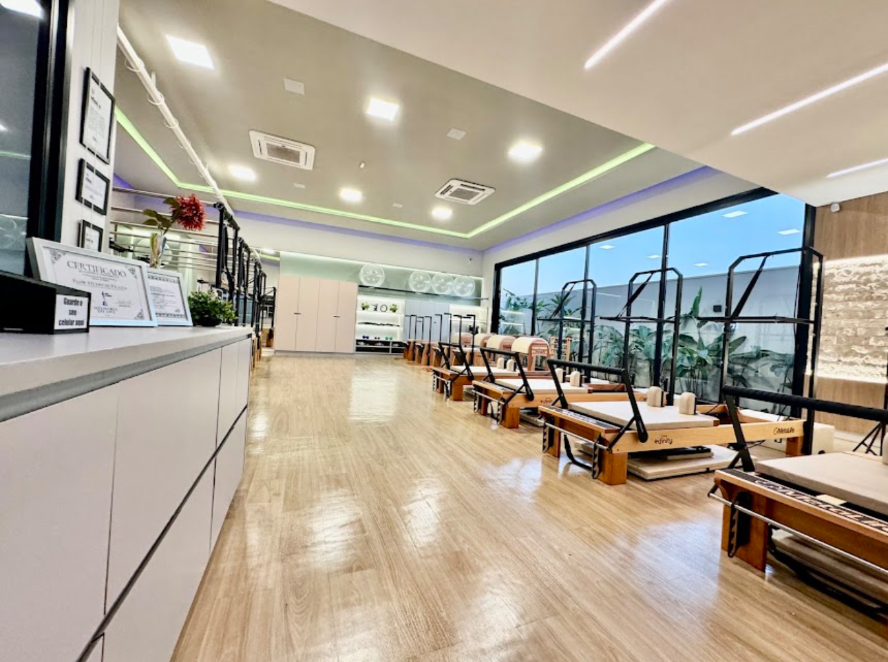 Recepção e sala de reformers do Studio Flow Pilates em Prata MG
